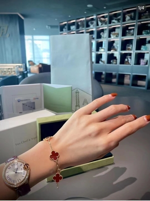 18K金およびReal DiamondsヴァンCleefおよびArpels 5のモチーフ型のアルハンブラのブレスレット