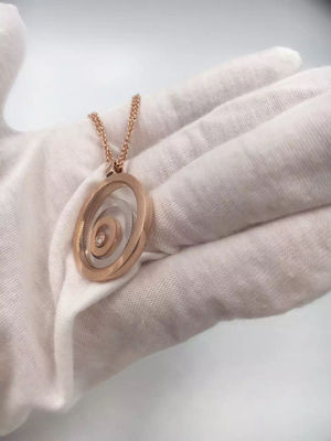 品質 女性の簡単な18K金のネックレスのChopardのダイヤモンドが付いている幸せな精神のペンダント 工場