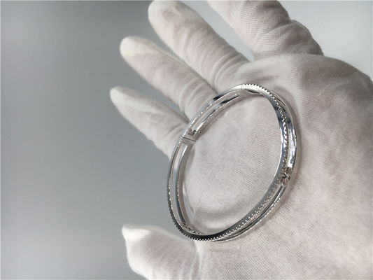 品質 形の移動ダイヤモンドのブレスレット、女性18kホワイト ゴールドの腕輪のブレスレットにサドルを置いて下さい 工場