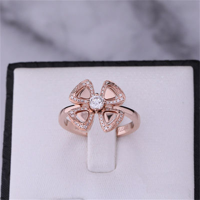 品質 中央ダイヤモンドおよびpavéのダイヤモンドと置かれるローマ愛花リングFiorever 18 ktローズの金の指輪 工場