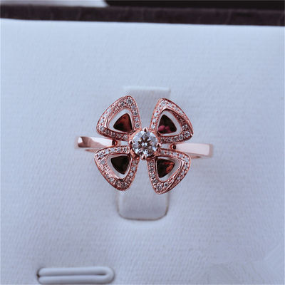品質 中央ダイヤモンドおよびpavéのダイヤモンドと置かれるローマ愛花リングFiorever 18 ktローズの金の指輪 工場