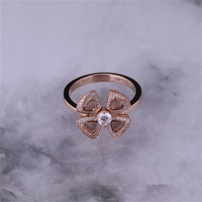品質 中央ダイヤモンドおよびpavéのダイヤモンドと置かれるローマ愛花リングFiorever 18 ktローズの金の指輪 工場