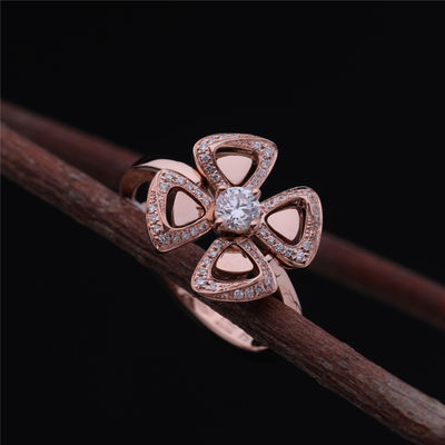 品質 中央ダイヤモンドおよびpavéのダイヤモンドと置かれるローマ愛花リングFiorever 18 ktローズの金の指輪 工場